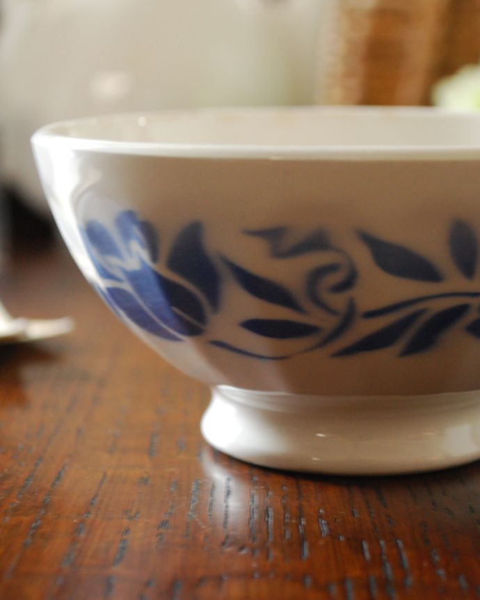 テーブルウェア(食器)　アンティーク雑貨　海外らしい食器、お花のステンシルのカフェオレボウル 。美しいブルーのお花が咲いています。(m-1826-z)