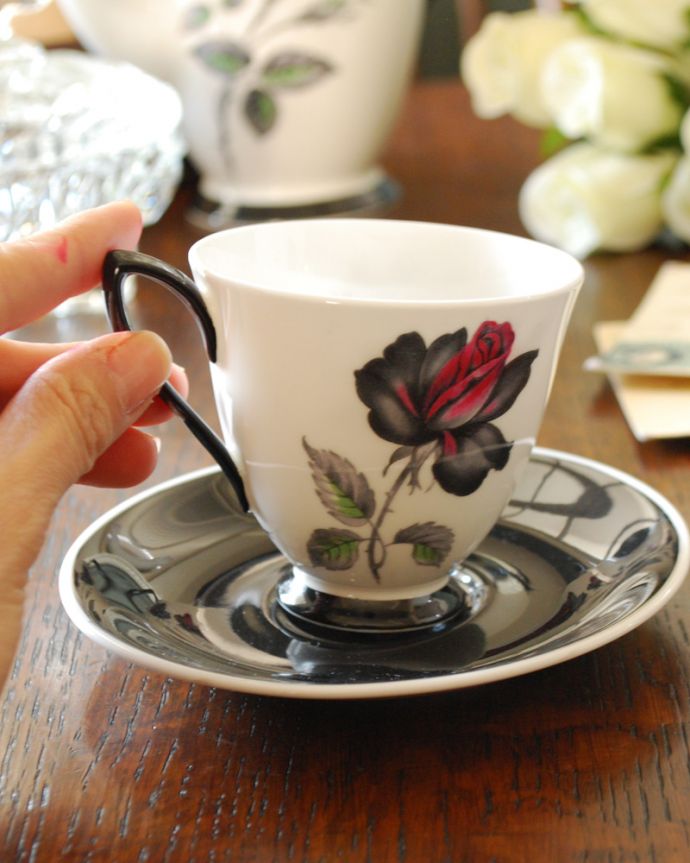 アンティーク 陶磁器の雑貨　アンティーク雑貨　ロイヤルアルバート社、エレガントで美しいマスカレードシリーズのカップ＆ソーサー。お茶の時間をもっと優雅に･･･眺めているだけじゃもったいないので、実用的に使って下さい。(m-1834-z)