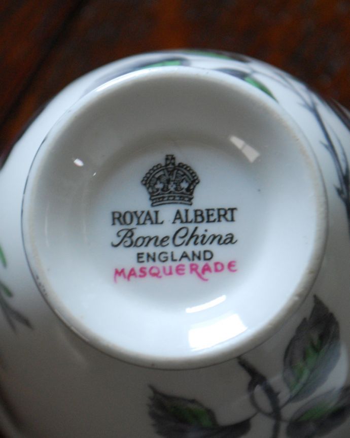 アンティーク 陶磁器の雑貨　アンティーク雑貨　ロイヤルアルバート社、エレガントで美しいマスカレードシリーズのカップ＆ソーサー。裏側には品質の証ひっくり返して見ると、こんな感じのポーセリンマークを見つけることが出来ます。(m-1834-z)