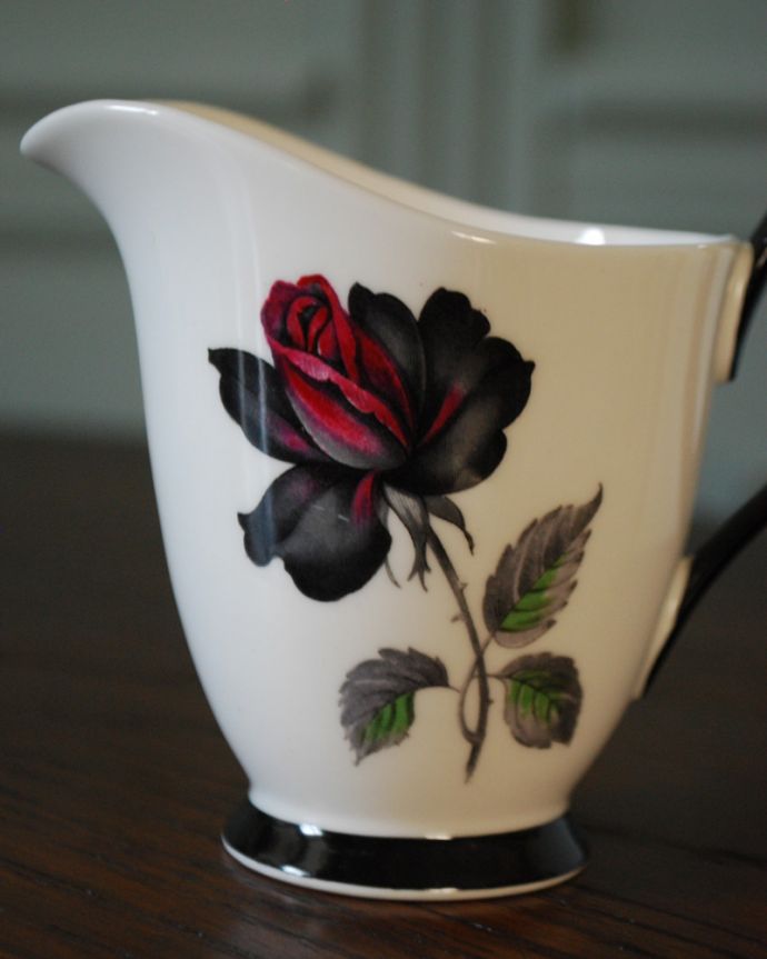 アンティーク 陶磁器の雑貨　アンティーク雑貨　ロイヤルアルバート社、エレガントで美しいマスカレードシリーズのミルクジャグ。黒と赤いバラがシックで落ち着いた雰囲気。(m-1835-z)