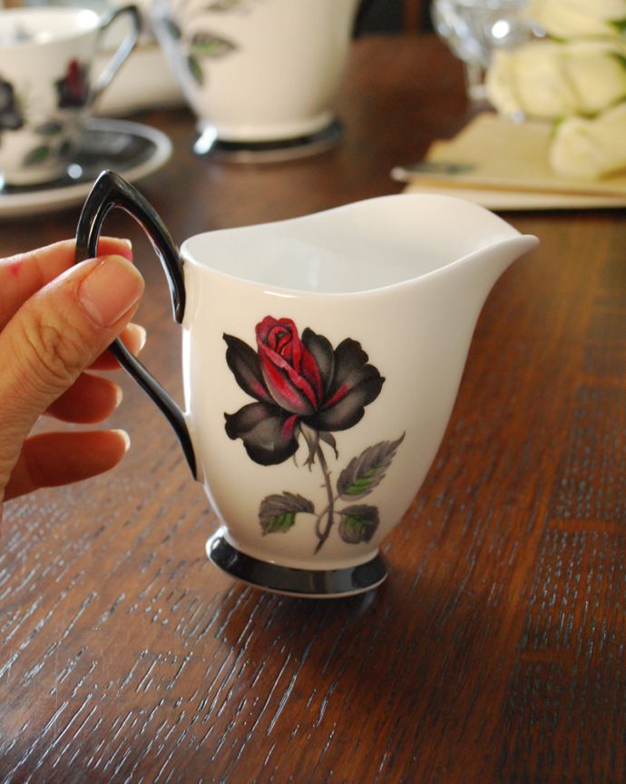アンティーク 陶磁器の雑貨　アンティーク雑貨　エレガントで美しい黒薔薇のマスカレードシリーズ、ミルクジャグ（ロイヤルアルバート社）。真っ白なボーンチャイナに美しい薔薇が映えます。(m-1838-z)