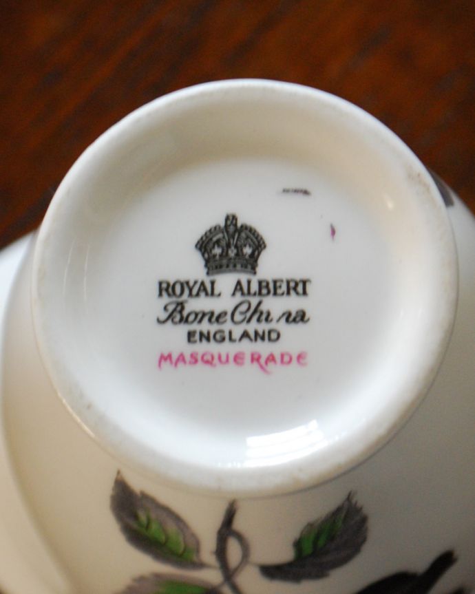 アンティーク 陶磁器の雑貨　アンティーク雑貨　ロイヤルアルバート社、エレガントで美しいマスカレードシリーズのミルクジャグ。バックスタンプです。(m-1835-z)