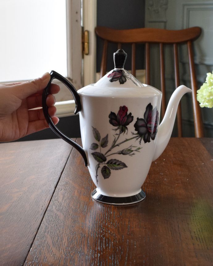 アンティーク 陶磁器の雑貨　アンティーク雑貨　ロイヤルアルバート社、エレガントで美しいマスカレードシリーズのコーヒーポット。自分だけの使い方で使ってみましょうたっぷり紅茶が注げるサイズ。(m-1836-z)