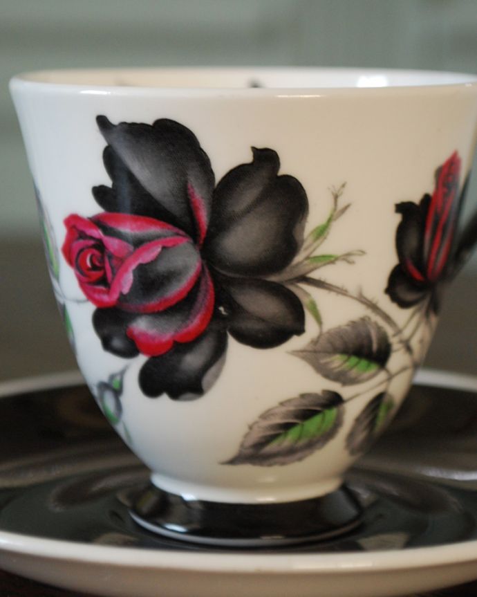 テーブルウェア(食器)　アンティーク雑貨　アンティークカップ＆ソーサー（ロイヤルアルバート社）、シックな薔薇のマスカレードシリーズ。黒と赤いバラがシックで落ち着いた雰囲気。(m-1837-z)