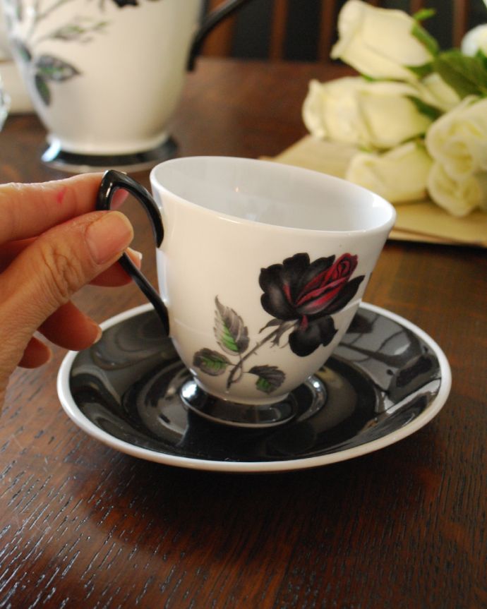 テーブルウェア(食器)　アンティーク雑貨　アンティークカップ＆ソーサー（ロイヤルアルバート社）、シックな薔薇のマスカレードシリーズ。毎朝のコーヒーも食後の緑茶も楽しみになります。(m-1837-z)