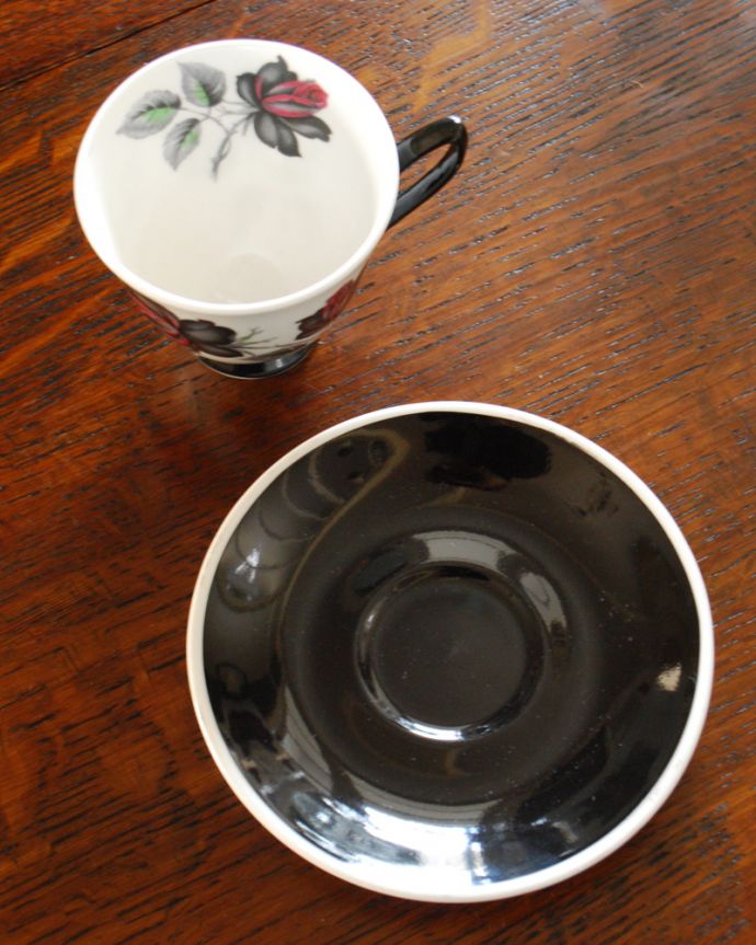 テーブルウェア(食器)　アンティーク雑貨　アンティークカップ＆ソーサー（ロイヤルアルバート社）、シックな薔薇のマスカレードシリーズ。カップとソーサーをセットでお届けします。(m-1837-z)