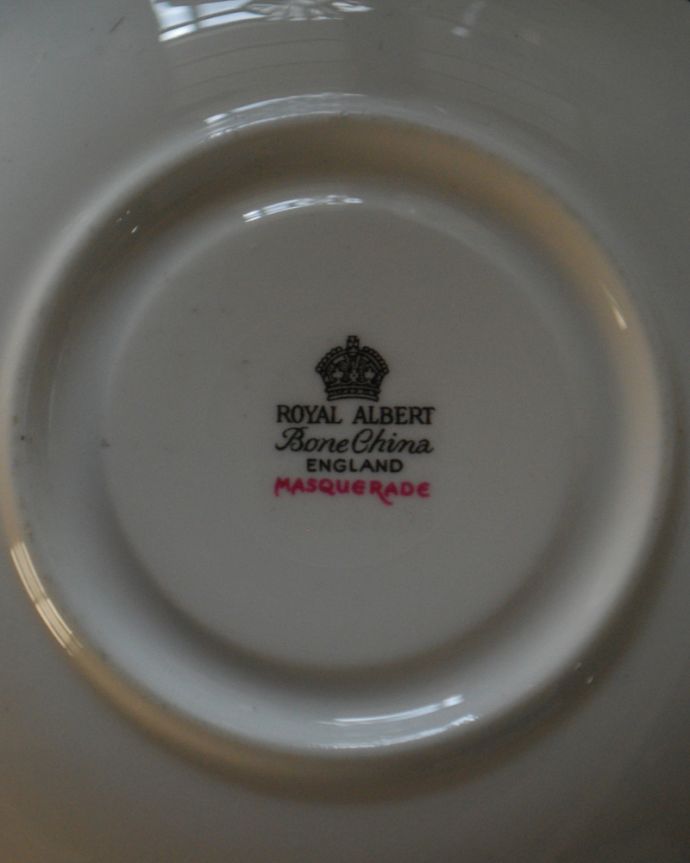テーブルウェア(食器)　アンティーク雑貨　アンティークカップ＆ソーサー（ロイヤルアルバート社）、シックな薔薇のマスカレードシリーズ。ソーサーのバックスタンプです。(m-1837-z)