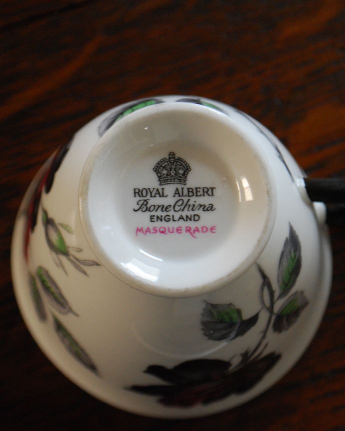 テーブルウェア(食器)　アンティーク雑貨　アンティークカップ＆ソーサー（ロイヤルアルバート社）、シックな薔薇のマスカレードシリーズ。カップのバックスタンプです。(m-1837-z)
