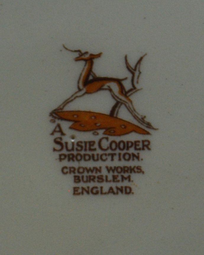 スージークーパー　アンティーク雑貨　スージークーパーのアンティークプレート(ドレスデンスプレイ）。裏側のバックスタンプ1932～65年製造のスージークーパ―プロダクションで使われていたバックスタンプが押されています。(m-1839-z)