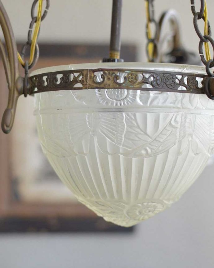 シャンデリア　照明・ライティング　華やかなガラスシェードが付いたアンティーク　シャンデリア4灯（Ｅ17シャンデリア球付） 。繊細な装飾がとっても華やかです。(m-1840-z)