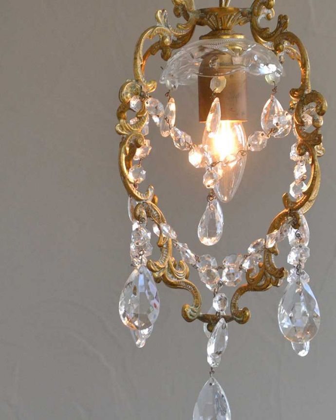 アンティークのシャンデリア・ハンギングボウル　照明・ライティング　フランス輸入の真鍮製のアンティーク１灯シャンデリア（Ｅ17シャンデリア球付）。たっぷり付いたガラスのアクセサリーのゆらめきがロマンチックです。(m-1841-z)