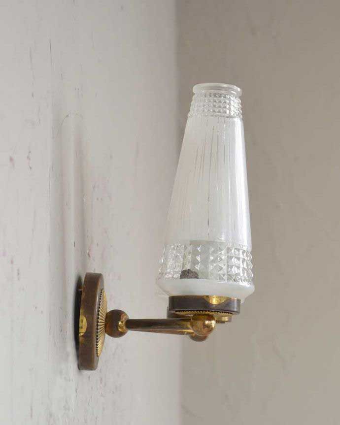 壁付けブラケット　照明・ライティング　フランスで見つけたアンティークのウォールブラケット（2灯）（Ｅ17シャンデリア球付）。横から見ると･･･壁を彩るウォールブラケットは横から見てもステキです。(m-1842-z)