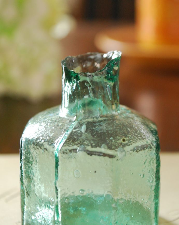 アンティーク ガラスボトル　アンティーク雑貨　ガラスのアンティーク雑貨、気泡がたっぷりの八角形インクボトル。１輪挿しにしたり、窓辺に置くと１つ１つ違うガラスの表情が楽しめます。(m-1844-z)