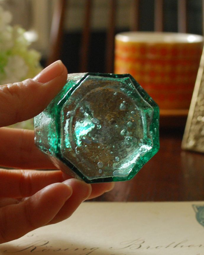 アンティーク ガラスボトル　アンティーク雑貨　ガラスのアンティーク雑貨、気泡がたっぷりの八角形インクボトル。気泡がアンティークガラスらしくて可愛らしいです。(m-1844-z)