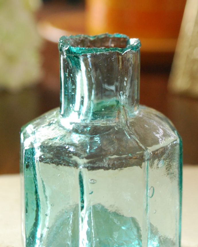 アンティーク ガラスボトル　アンティーク雑貨　おしゃれなアンティーク雑貨、ガラスの八角形インクボトル。１輪挿しにしたり、窓辺に置くと１つ１つ違うガラスの表情が楽しめます。(m-1846-z)