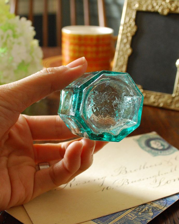 アンティーク ガラスボトル　アンティーク雑貨　おしゃれなアンティーク雑貨、ガラスの八角形インクボトル。気泡がアンティークガラスらしくて可愛らしいです。(m-1846-z)