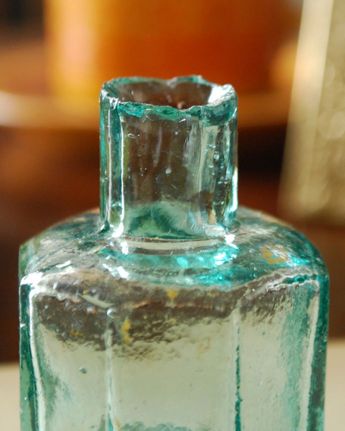 アンティーク ガラスボトル　アンティーク雑貨　イギリスのアンティーク雑貨、ガラスの八角形インクボトル。１輪挿しにしたり、窓辺に置くと１つ１つ違うガラスの表情が楽しめます。(m-1847-z)