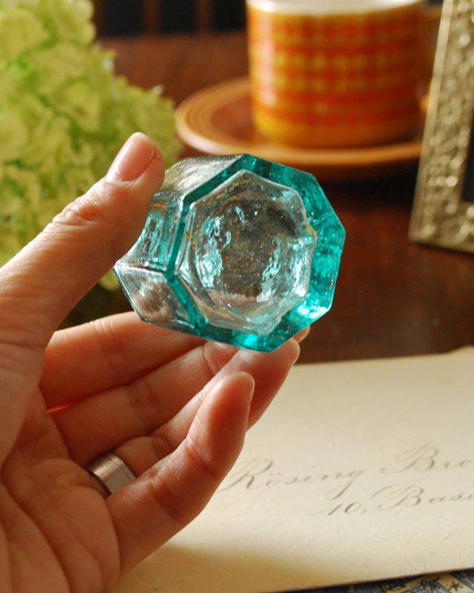 アンティーク ガラスボトル　アンティーク雑貨　イギリスのアンティーク雑貨、ガラスの八角形インクボトル。気泡がアンティークガラスらしくて可愛らしいです。(m-1847-z)