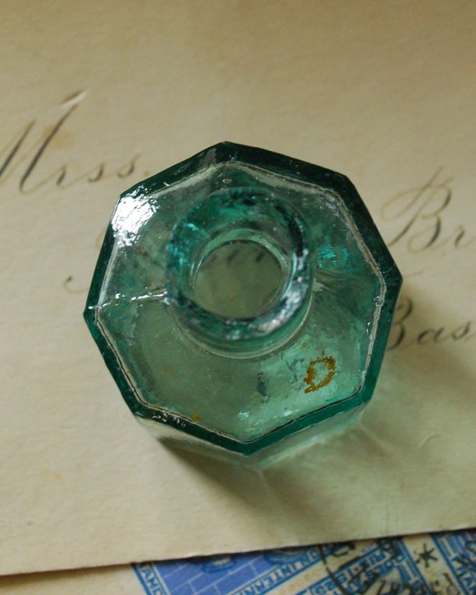 アンティーク ガラスボトル　アンティーク雑貨　イギリスのアンティーク雑貨、ガラスの八角形インクボトル。上から見るとこんな感じです。(m-1847-z)