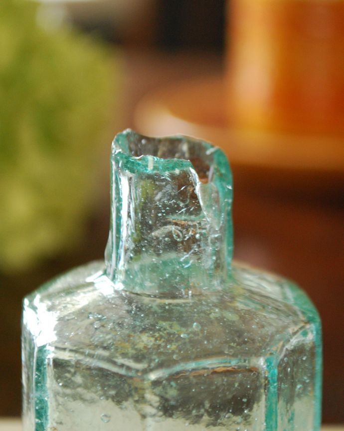 アンティーク ガラスボトル　アンティーク雑貨　イギリスのアンティーク雑貨、ガラスのブルーのインクボトル。１輪挿しにしたり、窓辺に置くと１つ１つ違うガラスの表情が楽しめます。(m-1848-z)