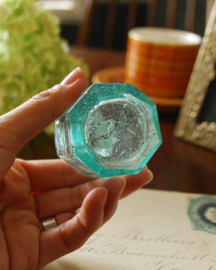 アンティーク ガラスボトル　アンティーク雑貨　イギリスのアンティーク雑貨、ガラスのブルーのインクボトル。気泡がアンティークガラスらしくて可愛らしいです。(m-1848-z)