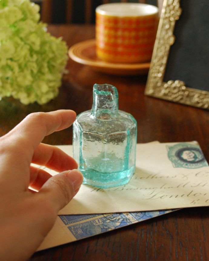 アンティーク ガラスボトル　アンティーク雑貨　イギリスのアンティーク雑貨、ガラスのブルーのインクボトル。アンティークのため、多少の欠け・傷がある場合がありますが、使用上問題はありませんので、ご了承下さい。(m-1848-z)