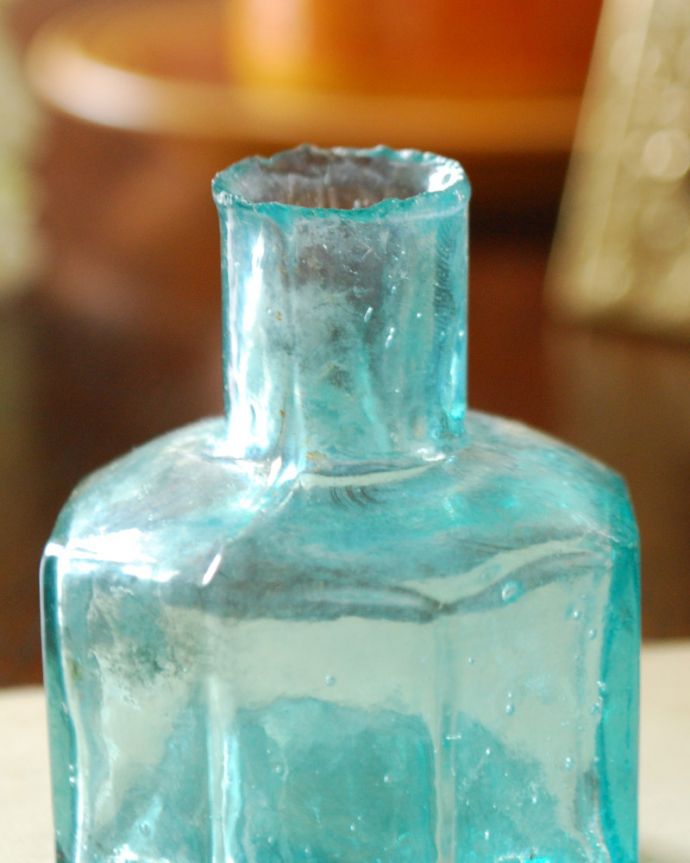 アンティーク ガラスボトル　アンティーク雑貨　ガラスのアンティーク雑貨、ブルーの八角形インクボトル。１輪挿しにしたり、窓辺に置くと１つ１つ違うガラスの表情が楽しめます。(m-1850-z)