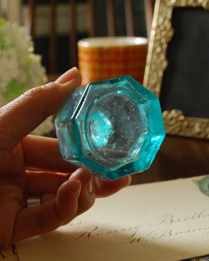 アンティーク ガラスボトル　アンティーク雑貨　ガラスのアンティーク雑貨、ブルーの八角形インクボトル。気泡がアンティークガラスらしくて可愛らしいです。(m-1850-z)