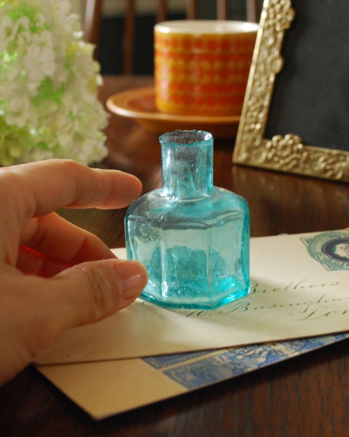 アンティーク ガラスボトル　アンティーク雑貨　ガラスのアンティーク雑貨、ブルーの八角形インクボトル。アンティークのため、多少の欠け・傷がある場合がありますが、使用上問題はありませんので、ご了承下さい。(m-1850-z)