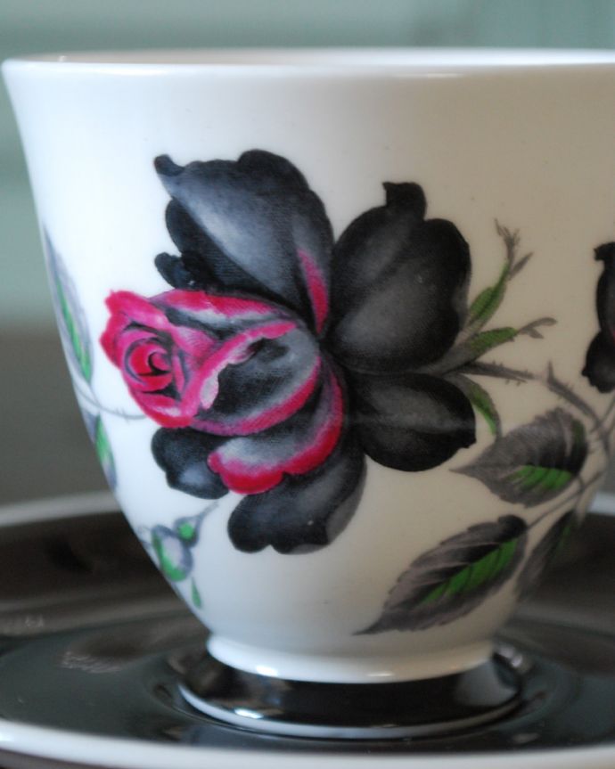 テーブルウェア(食器)　アンティーク雑貨　ロイヤルアルバート社、シックな薔薇のマスカレードシリーズ、アンティークカップ＆ソーサー。黒と赤いバラがシックで落ち着いた雰囲気。(m-1851-z)