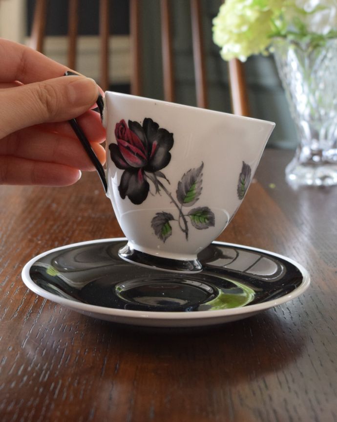 テーブルウェア(食器)　アンティーク雑貨　ロイヤルアルバート社、シックな薔薇のマスカレードシリーズ、アンティークカップ＆ソーサー。毎朝のコーヒーも食後の緑茶も楽しみになります。(m-1851-z)