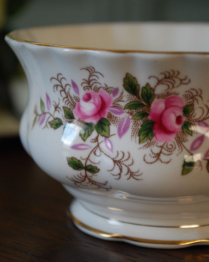 テーブルウェア(食器)　アンティーク雑貨　ロイヤルアルバート社（Royal Albert社 ）のラベンダーローズのシュガーボウル。真っ白なボーンチャイナにピンクのバラが華やかで素敵なデザインです。(m-1852-z)