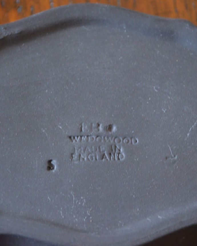 アンティーク 陶磁器の雑貨　アンティーク雑貨　アンティークのジャスパーウェア、ブラックのウェッジウッドトレイ（Wedgwood） 。裏側にはロゴが刻まれています。(m-1860-z)
