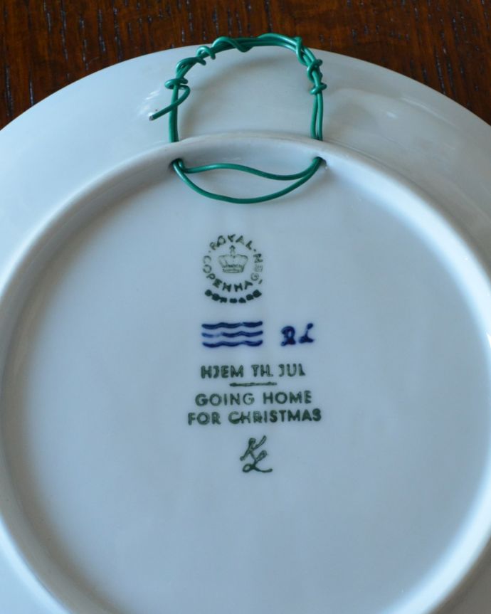 アンティーク 陶磁器の雑貨　アンティーク雑貨　1973年ロイヤルコペンハーゲンのクリスマスイヤープレート（クリスマスの帰省）。バックスタンプです。(m-1872-z)