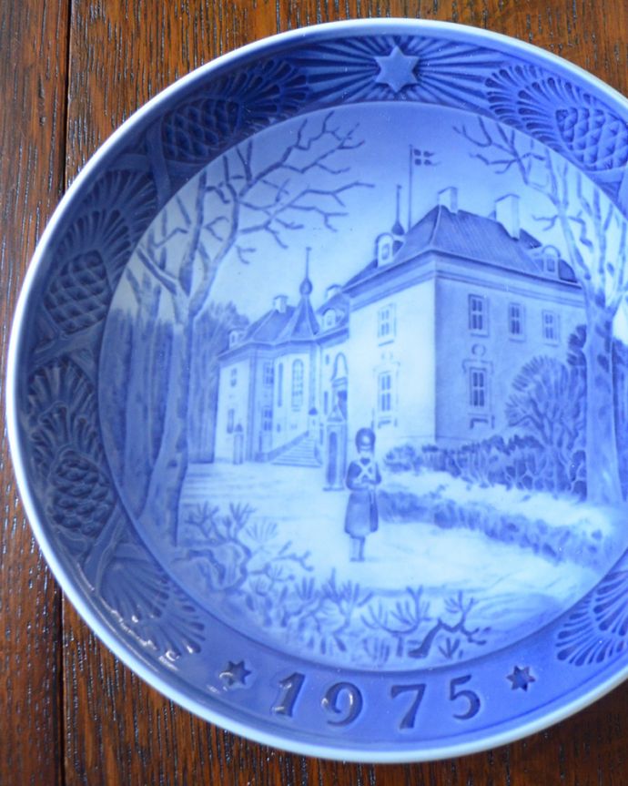 アンティーク 陶磁器の雑貨　アンティーク雑貨　1975年ロイヤルコペンハーゲンのクリスマスイヤープレート（マシーリスボー宮殿）。アンティークでしか手に入らない絵柄ロイヤルコペンハーゲンのイヤープレートは、その年だけ枚数限定で作られています。(m-1875-z)