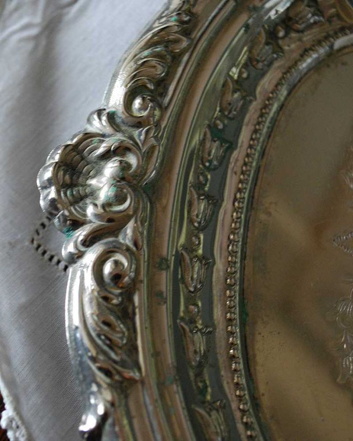 テーブルウェア(食器)　アンティーク雑貨　英国輸入の銀雑貨、縁どりの装飾がゴージャスなアンティークシルバーのサルヴァ（銀盆）。縁どりの装飾も豪華です。(m-1891-z)