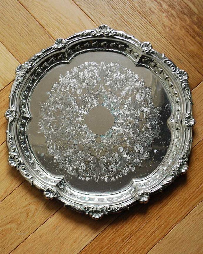 テーブルウェア(食器)　アンティーク雑貨　英国輸入の銀雑貨、縁どりの装飾がゴージャスなアンティークシルバーのサルヴァ（銀盆）。アンティークなので多少のキズ・汚れがある場合があります。(m-1891-z)