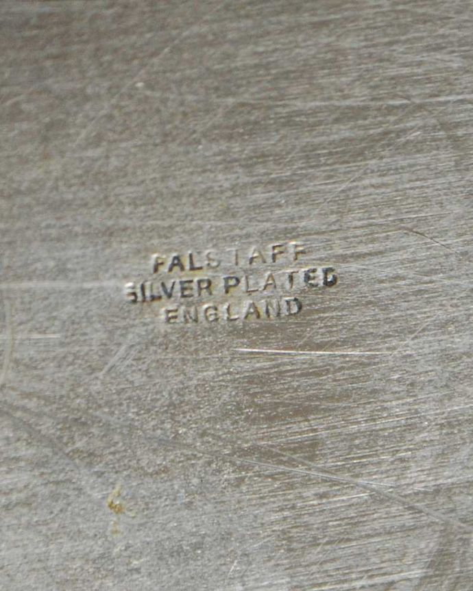 テーブルウェア(食器)　アンティーク雑貨　英国輸入の銀雑貨、縁どりの装飾がゴージャスなアンティークシルバーのサルヴァ（銀盆）。刻印されています。(m-1891-z)