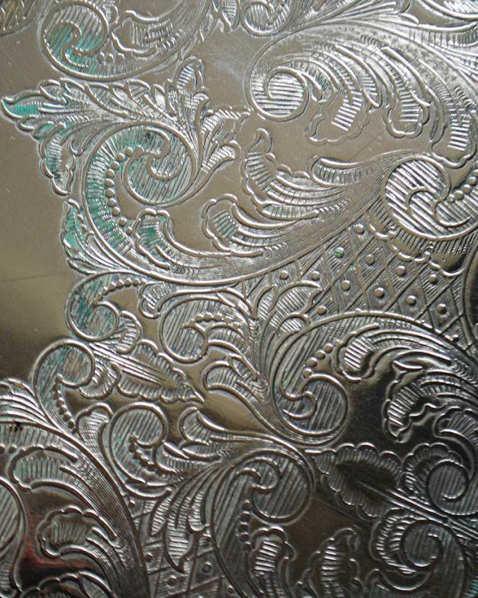 テーブルウェア(食器)　アンティーク雑貨　英国輸入の銀雑貨、縁どりの装飾がゴージャスなアンティークシルバーのサルヴァ（銀盆）。繊細で美しい装飾がたっぷり入っています。(m-1891-z)