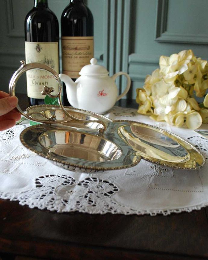 アンティーク 真鍮の雑貨　アンティーク雑貨　英国輸入の銀食器、アンティークシルバーの美しい持ち手付きトレイ。ホームパーティーでは、華やかにダイニングを彩ります。(m-1892-z)
