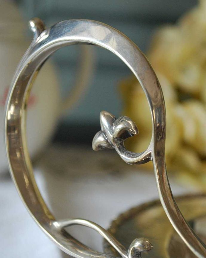 アンティーク 真鍮の雑貨　アンティーク雑貨　英国輸入の銀食器、アンティークシルバーの美しい持ち手付きトレイ。曲線も美しい持ち手です。(m-1892-z)
