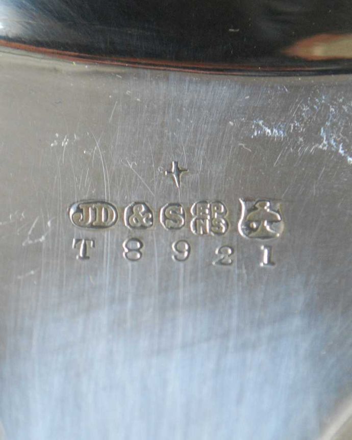 アンティーク 真鍮の雑貨　アンティーク雑貨　英国輸入の銀食器、アンティークシルバーの美しい持ち手付きトレイ。調印が残っていました。(m-1892-z)