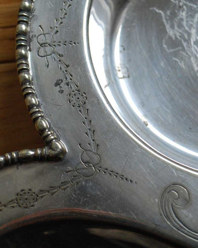 アンティーク 真鍮の雑貨　アンティーク雑貨　英国輸入の銀食器、アンティークシルバーの美しい持ち手付きトレイ。縁どりの装飾も美しいデザインです。(m-1892-z)