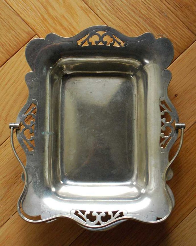 アンティーク 真鍮の雑貨　アンティーク雑貨　英国のアンティーク銀雑貨、持ち手付きのトレイ（シルバープレート）。アンティークなので多少のキズ・汚れがある場合があります。(m-1893-z)