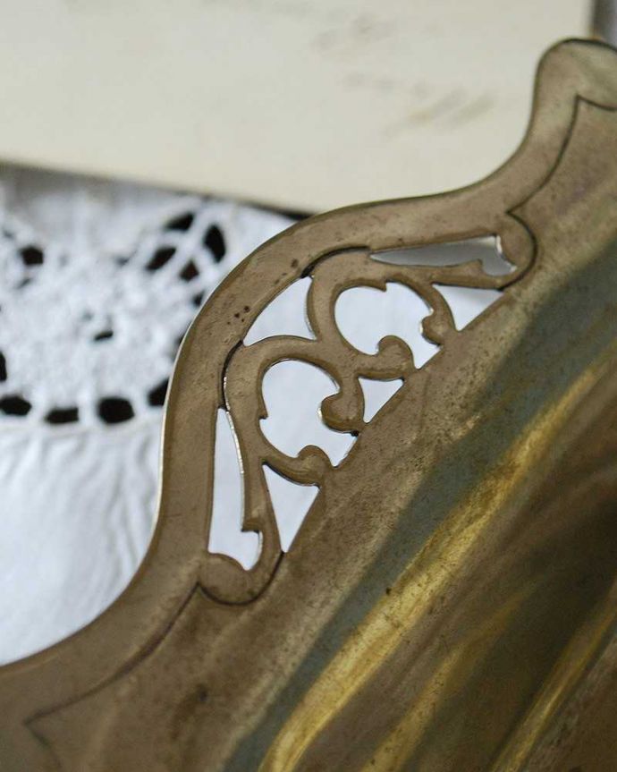 アンティーク 真鍮の雑貨　アンティーク雑貨　英国のアンティーク銀雑貨、持ち手付きのトレイ（シルバープレート）。透かし彫りが美しいデザインです。(m-1893-z)