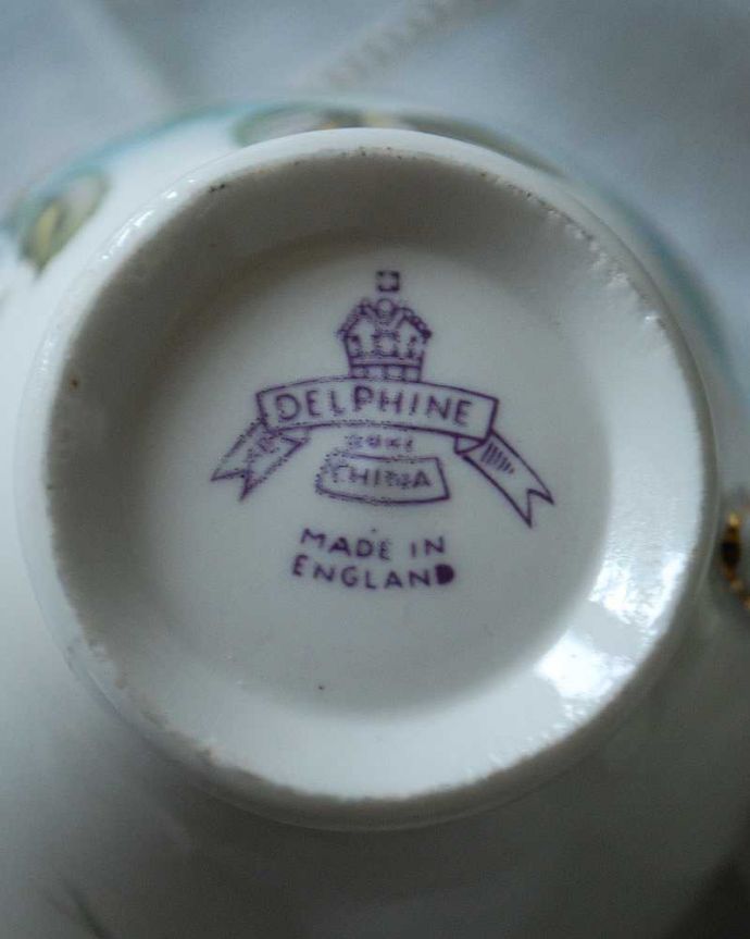 アンティーク 陶磁器の雑貨　アンティーク雑貨　英国のＤＥＬＰＨＩＮＥのアンティーク　カップ＆ソーサー（ローズ）。ロゴがプリントされています。(m-1909-z)