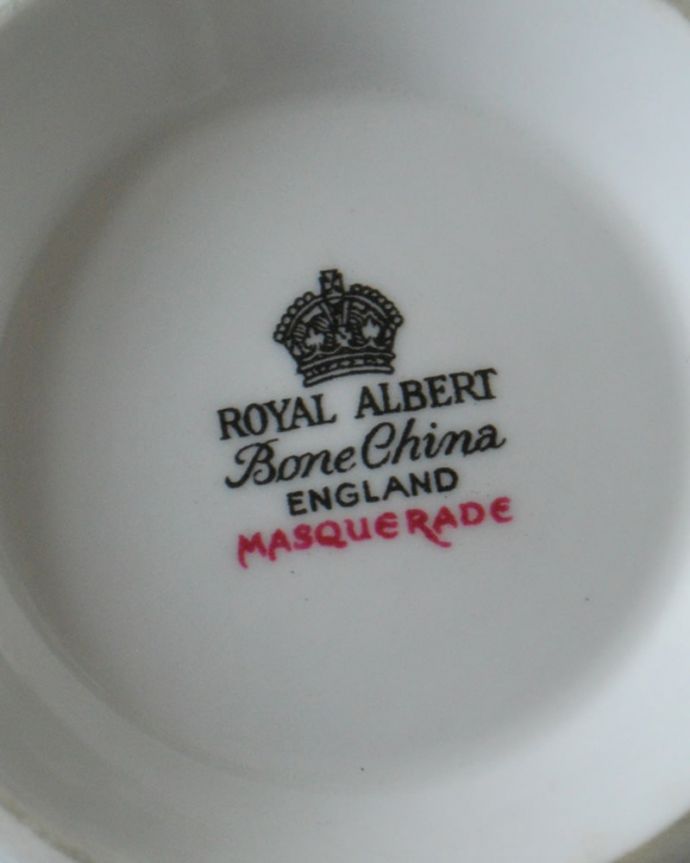 アンティーク 陶磁器の雑貨　アンティーク雑貨　ロイヤルアルバート社マスカレードシリーズのシュガーボウル。裏側には品質の証バックスタンプに可愛い絵が描かれているのもロイヤルアルバートの魅力です。(m-1912-z)
