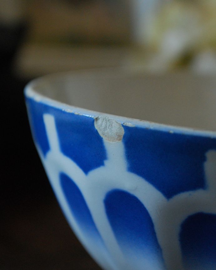 アンティーク 陶磁器の雑貨　アンティーク雑貨　フランスから到着、リュネヴィル（ウロコ柄）のブルーのアンティークカフェオレボウル。アンティークなので多少のキズ・汚れがある場合があります。(m-1917-z)