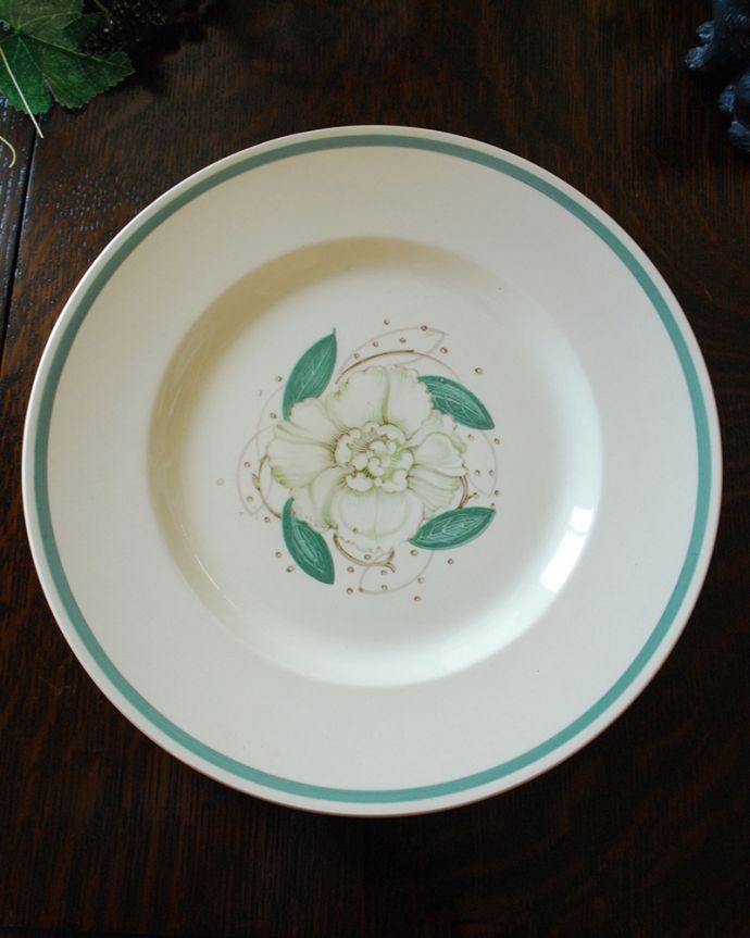 スージークーパー　アンティーク雑貨　白いクチナシの花がキレイなスージークーパー「ガーデニア」シリーズ、アンティークのプレート（22.7cm）。上から見るとこんな感じです状態のいいものだけを選んでいますが、アンティークなのでキズや欠けがある場合があります。(m-1920-z)
