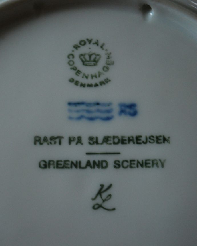 アンティーク 陶磁器の雑貨　アンティーク雑貨　1978年ロイヤルコペンハーゲンのクリスマスイヤープレート（グリーンランドの風景）。裏側には品質の証ひっくり返して見ると、こんな感じのポーセリンマークを見つけることが出来ます。(m-1937-z)